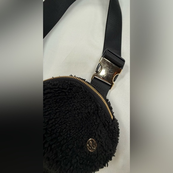 lululemon athletica Black Sherpa Crossbody Belt Bag - Picture 13 of 16